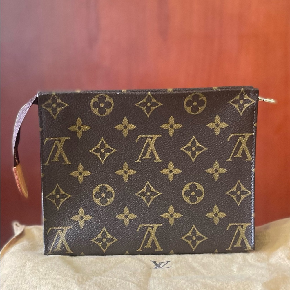 Louis Vuitton Toiletry 19 - Authentic - Picture 4 of 9